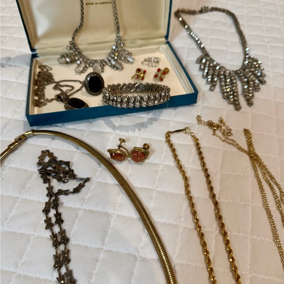 Lot Of 128 VINTAGE TO NOW JEWELRY w/ Marked Pieces Necklaces Earrings,etc HUGE - Picture 12 of 12
